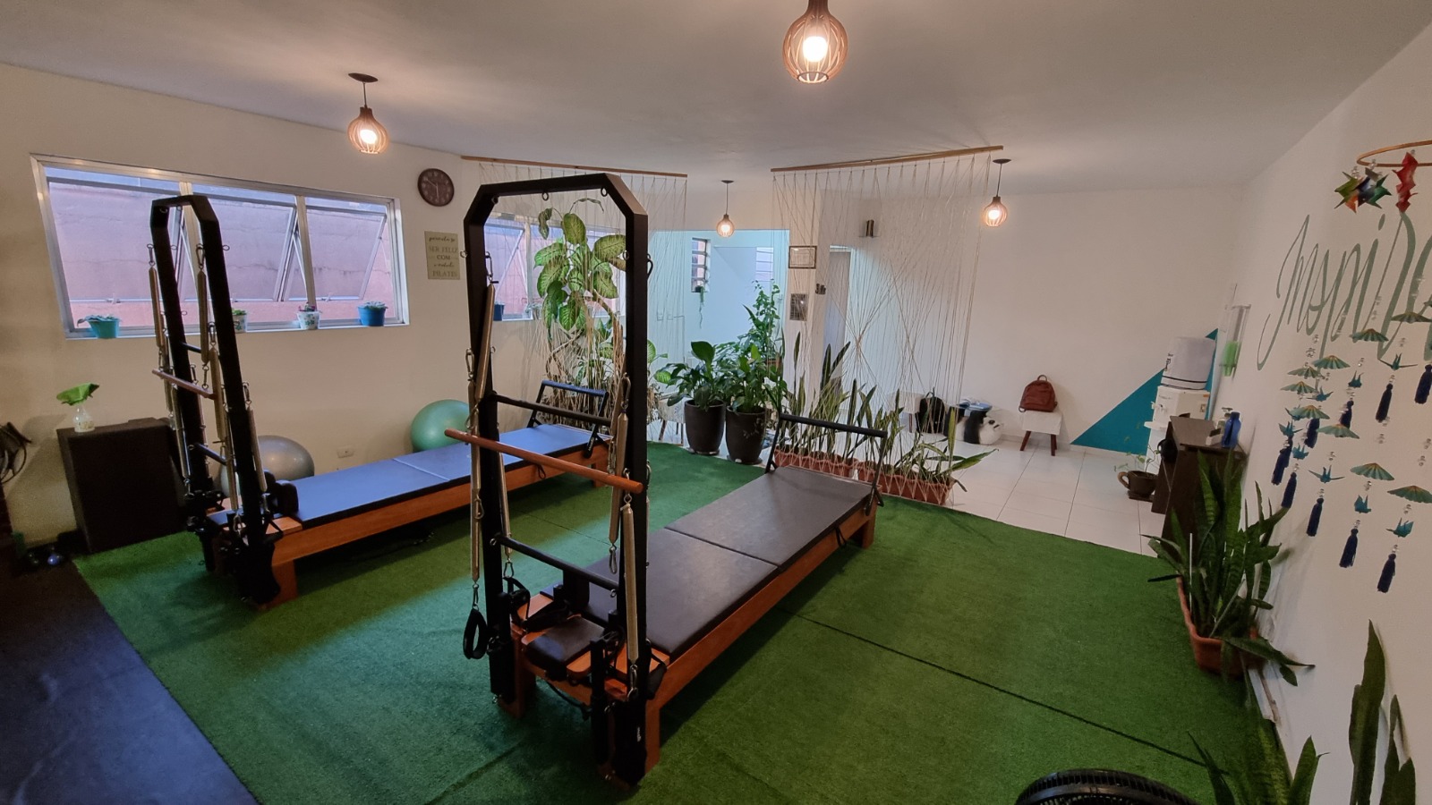 Espaço interno da Clínica Inspirar com aparelhos de pilates